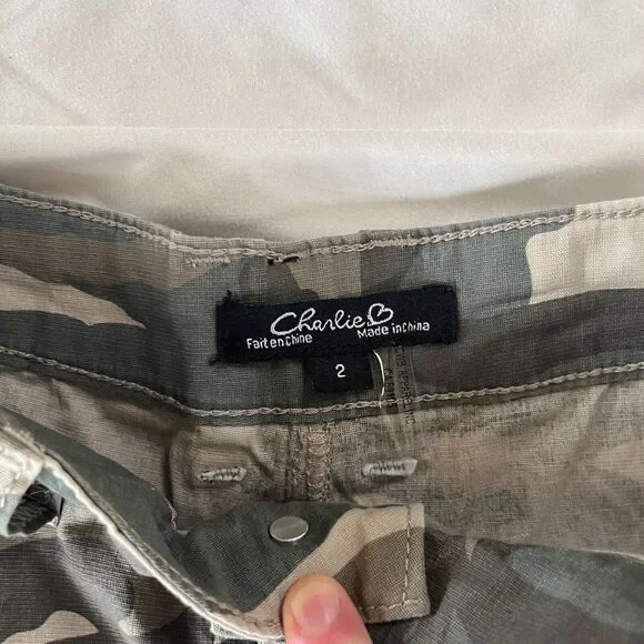 CHARLIE B Cuffed Cargo Shorts Green Tan Camo Zipper Pockets Womens 28 Waist - Picture 3 of 11